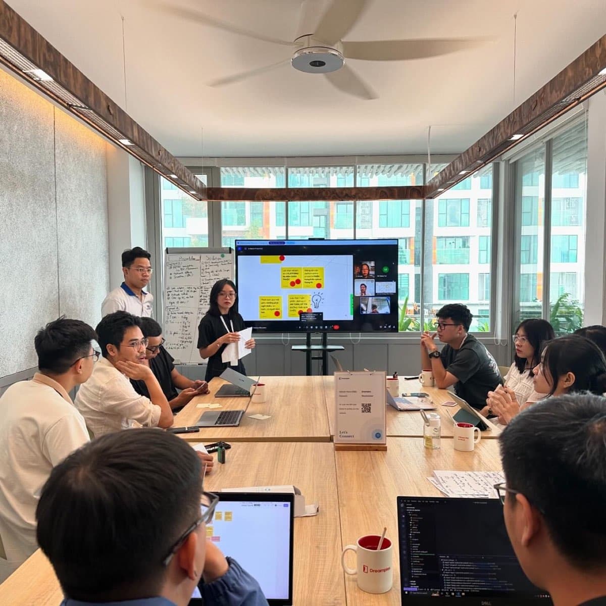 Vucar team brainstorming